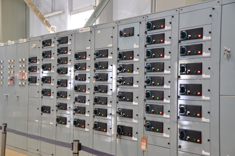 工場内配電盤におけるメインブレーカーの電流容量と分岐数の選定